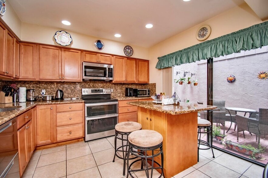 Building Photo - 6640 Thornhill Ct