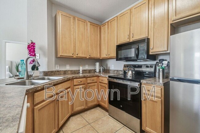 Building Photo - 10025 Courtney Palms Blvd