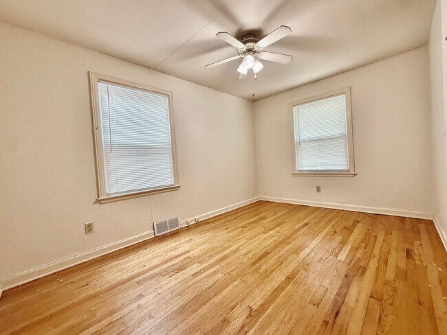 Building Photo - 621-623 E 63rd Terrace