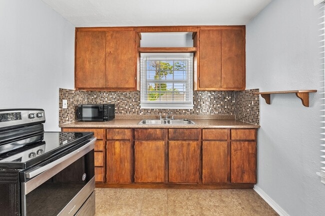 Building Photo - 319 Moody St