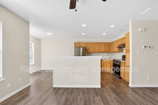 Building Photo - 805 Creek Crossing Trail