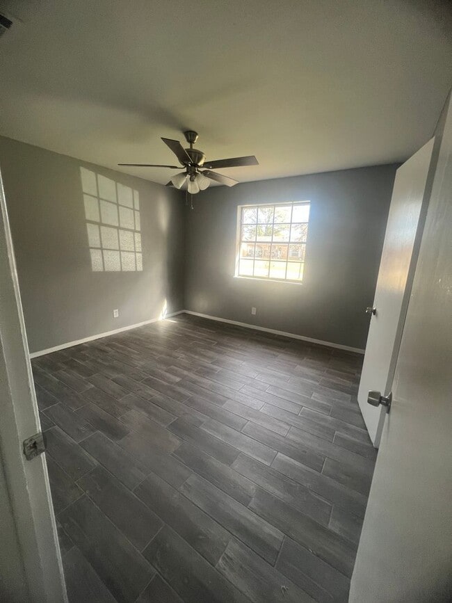 Building Photo - New Listing in Southern Hills