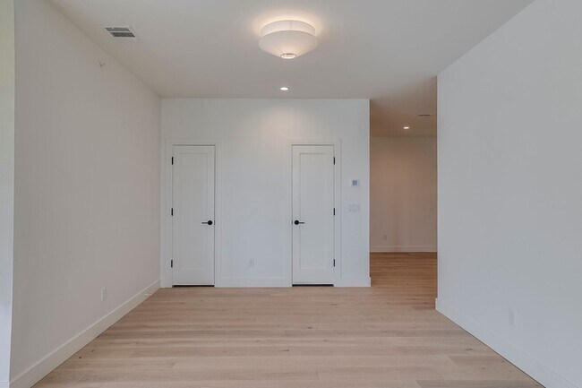 Building Photo - 309 W Daggett Ave
