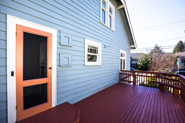 Building Photo - Spacious Home with that Classic Seattle Charm!