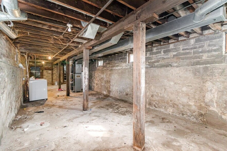 Building Photo - 447 Banfil St