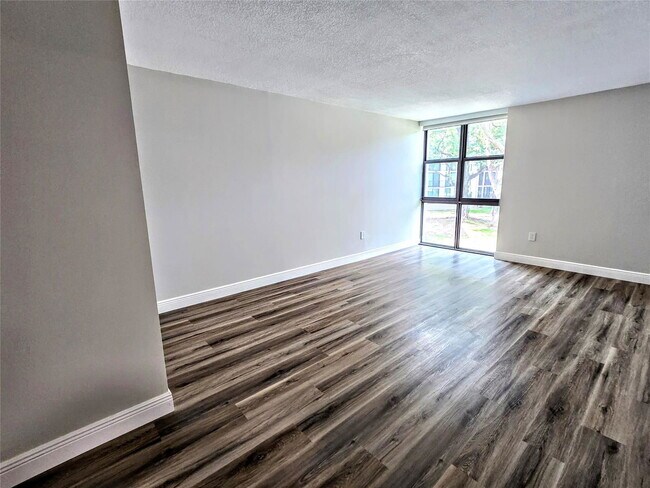Building Photo - 1101 River Reach Dr