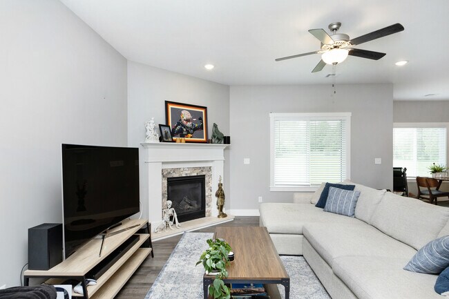 Building Photo - 915 Fairman Dr