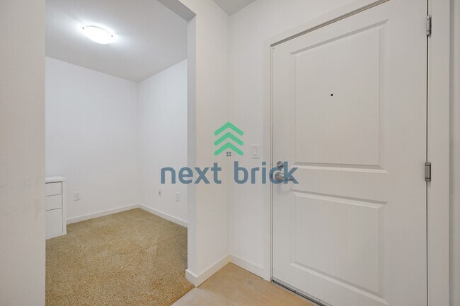 Building Photo - Beautiful 2BR + Den Condo with Garage Parking in Vibrant Downtown Kirkland