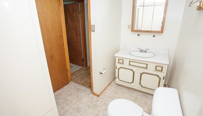 Building Photo - 547 Layman Ave