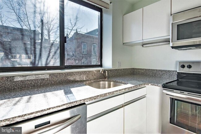 Building Photo - 327 Monroe St