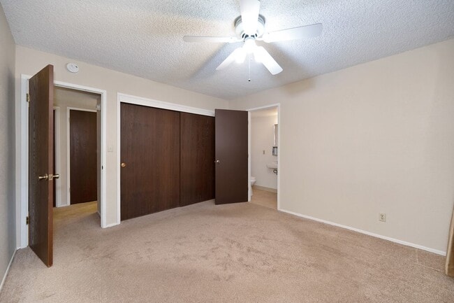 Building Photo - Prime location