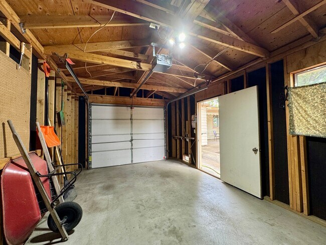 Building Photo - Beautiful 2 Bedroom Ranch Home Furnished o...