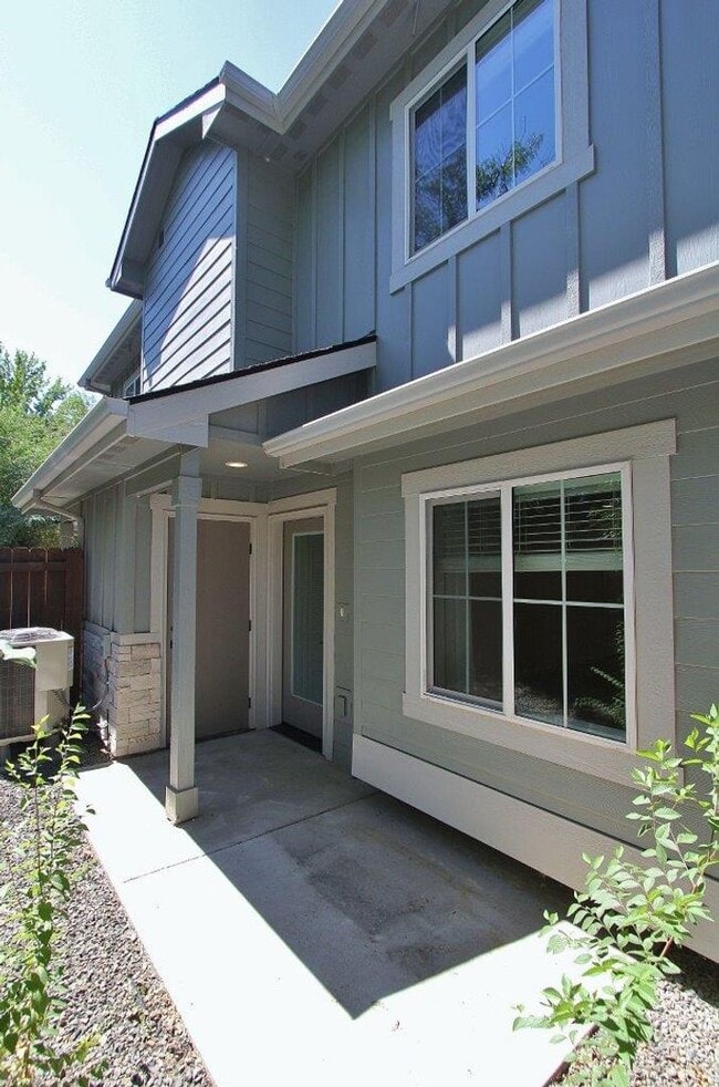 Building Photo - Immaculate Townhouse w/2-Car Garage