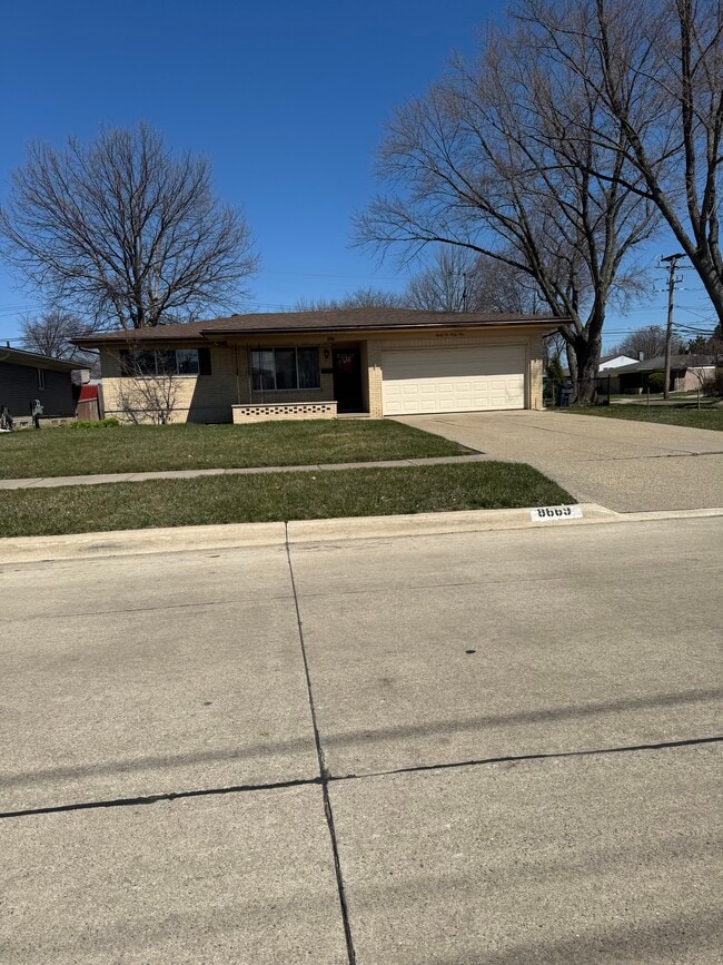 Building Photo - 8669 Crestview Dr