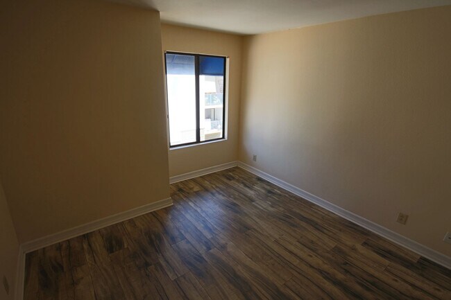 Building Photo - Best Priced 2 Bedroom Condo in the Heart o...