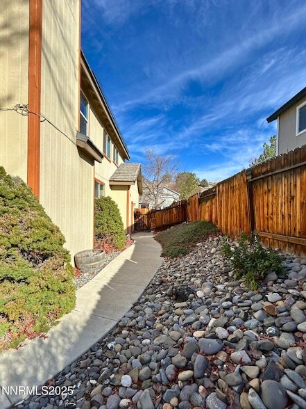 Building Photo - 1685 Southview Dr