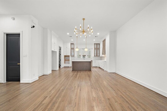 Building Photo - 1013 E 28th St