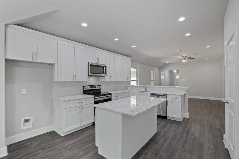 Building Photo - Room in House on Harding St