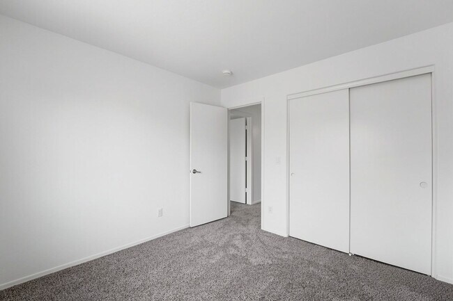 Building Photo - Freshly Updated 4 Bed | New Carpet, New Appliances & Open Layout