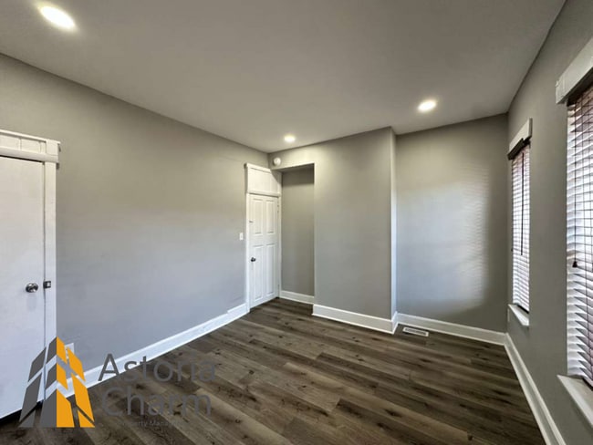 Building Photo - 2 Bedroom Home with Den, Exposed Brick, and Updated Kitchen in Westport