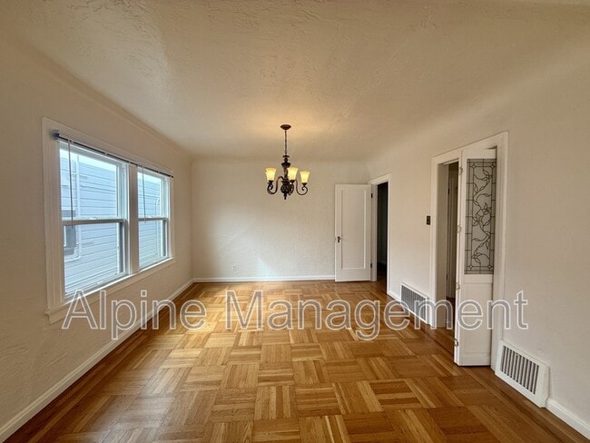 Building Photo - 658 Rockdale Dr
