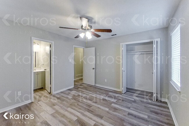 Building Photo - 914 W Pleasant Run Rd