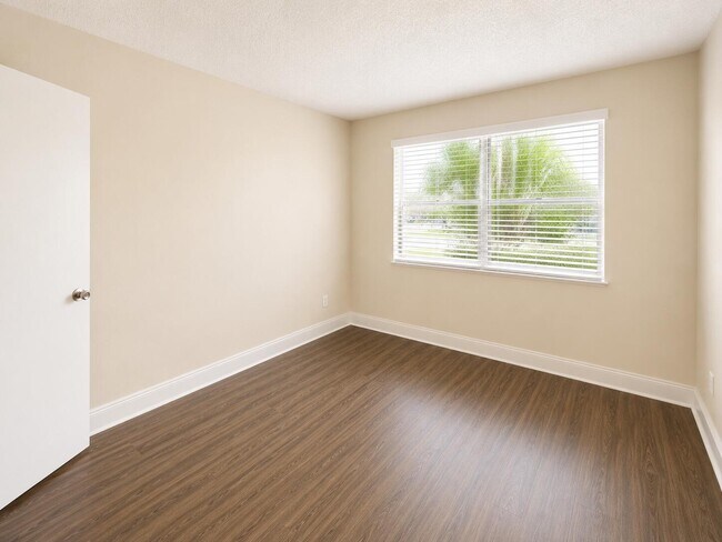 Building Photo - 4205 N University Dr