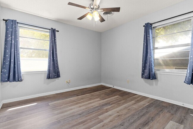 Building Photo - $500 off first months rent