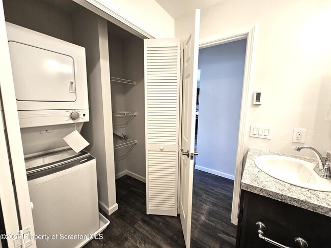 Building Photo - 609 E Gibson St