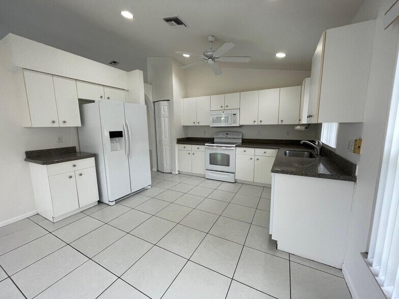 Building Photo - 22875 Barrister Dr