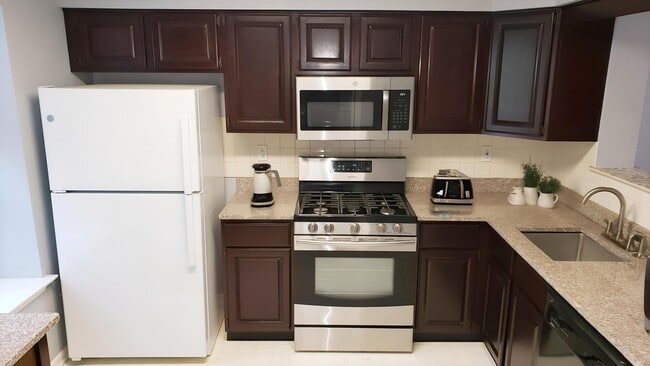 Building Photo - 6 Halstead Pl