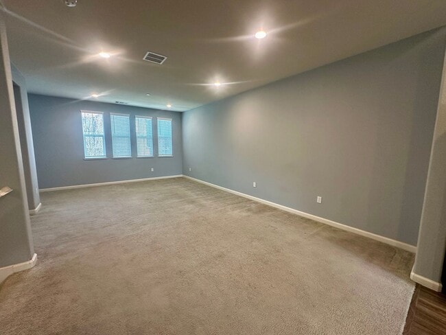 Building Photo - Lovley Blue 3 Bedroom Condo!