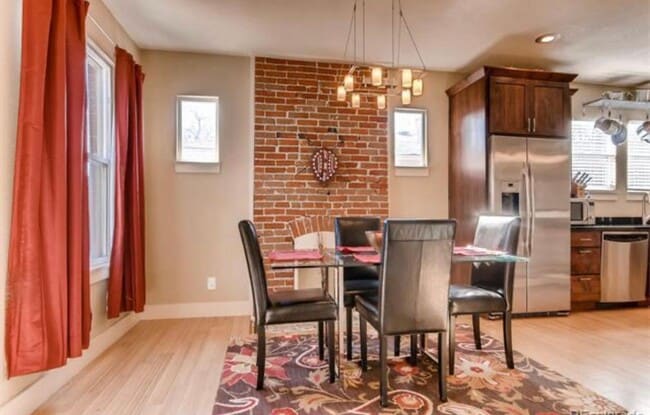 Building Photo - Updated 2-bedroom, 1-bath townhouse in the...