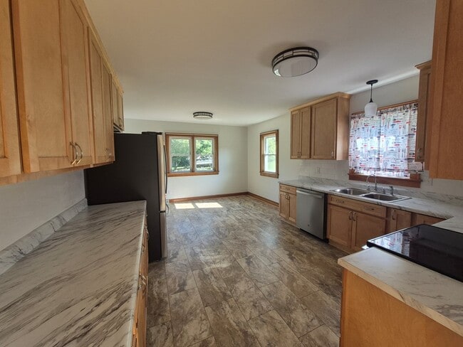 Building Photo - 250 Gillespie Dr NE