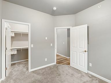 Building Photo - 3005 Clinton Dr