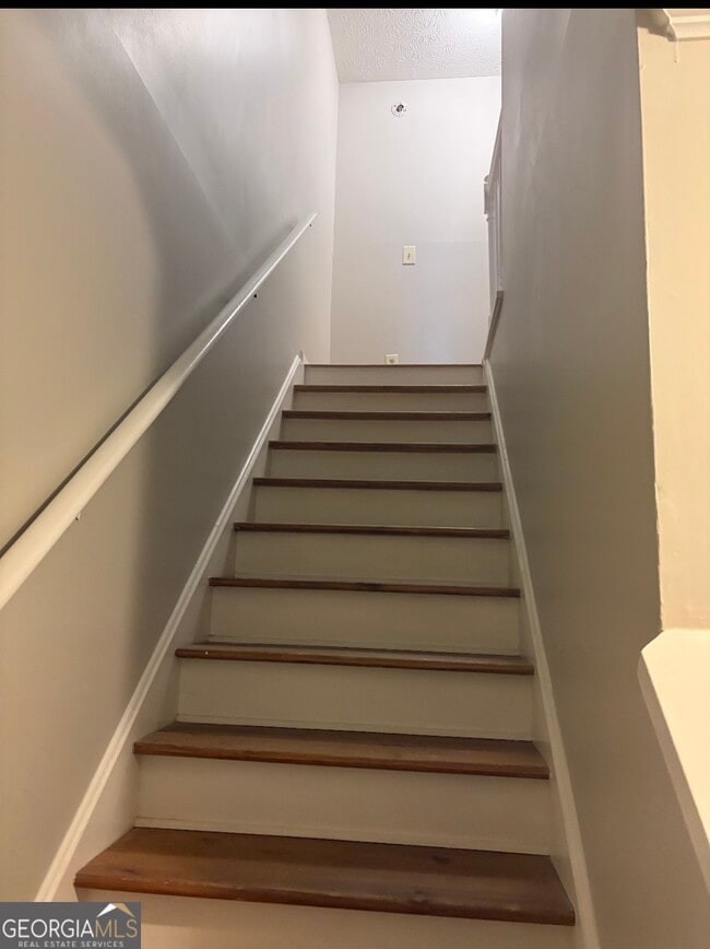 Building Photo - 2059 Charter Ln