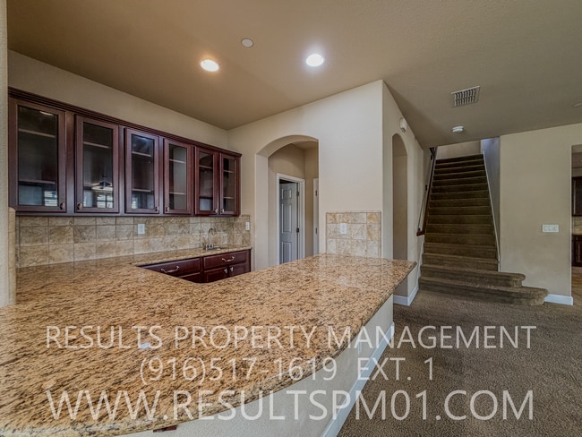 Building Photo - Elegance and spacious Mini Mansion