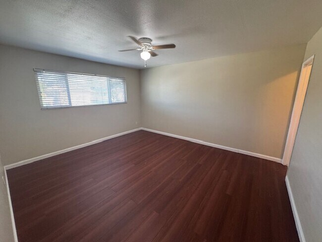 Building Photo - Long Beach 2 bed 1.5 Bath Condo - Pool, Laundry, & Parking included!