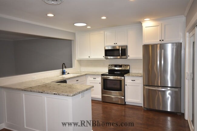 Building Photo - 415 Sutton Pl