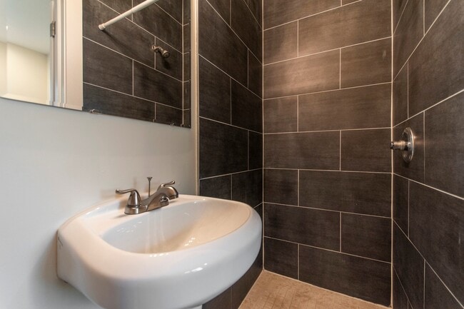 Building Photo - 1614 N Sydenham St