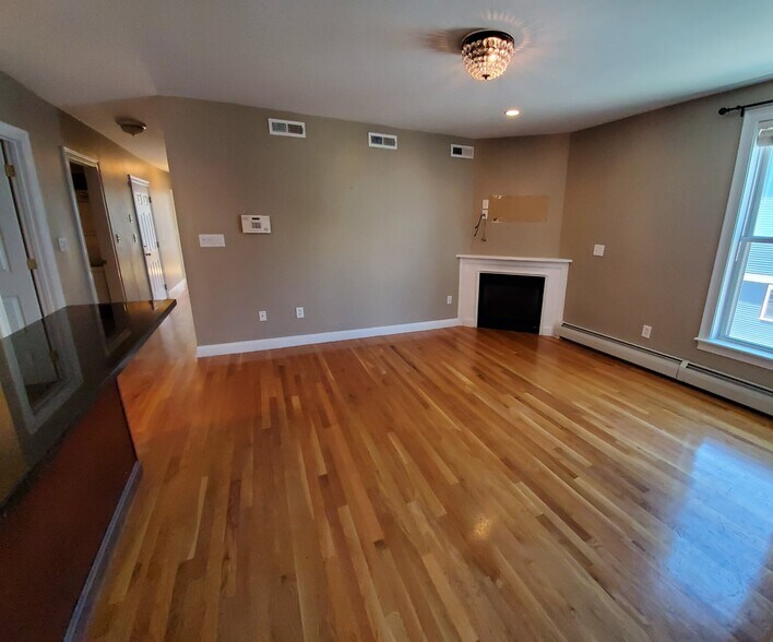 Building Photo - 544 E 8th St