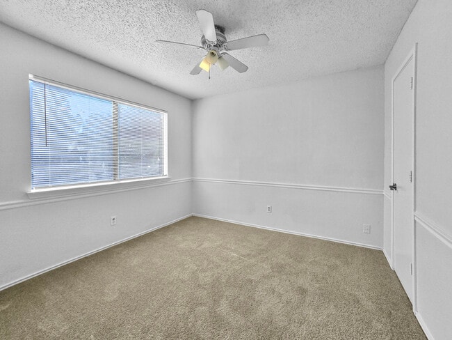 Building Photo - 3BR SFR w/ Garage & Fenced Yard in Fort Worth