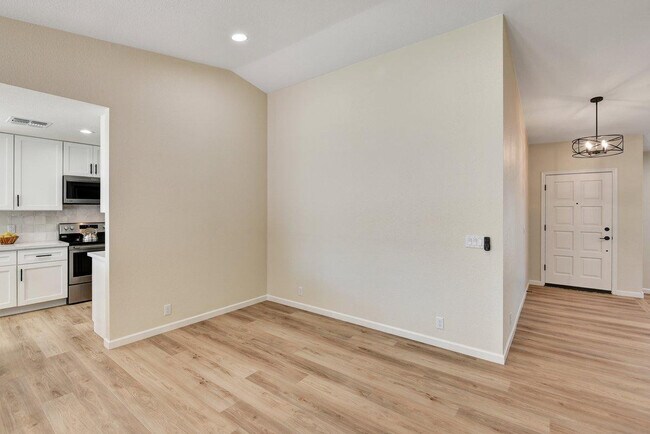 Building Photo - 7331 W Windrose Dr