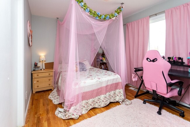 Building Photo - Peaceful Bi-Level Home in a Quiet Cul-de-Sac