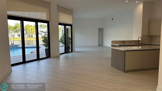 Building Photo - 2550 Jardin Terrace