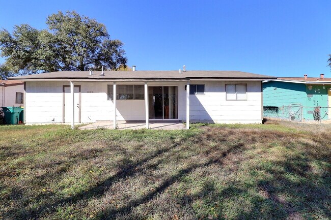 Building Photo - Cozy 3-Bed Home with Eat-In Kitchen & Covered Patio in Converse.