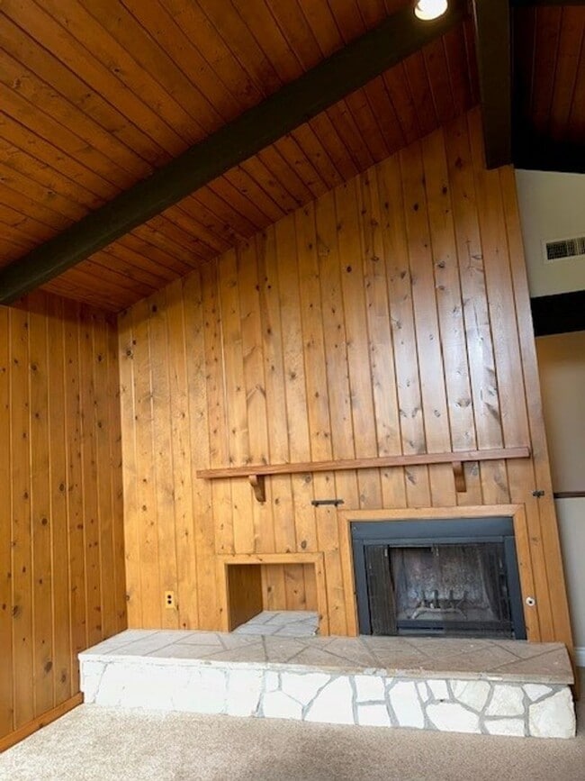 Building Photo - Well-Maintained Home with Great Outdoor Space