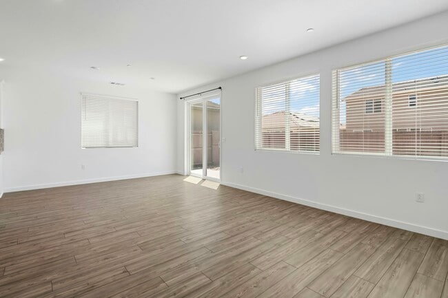 Building Photo - 3278 Vallonea St
