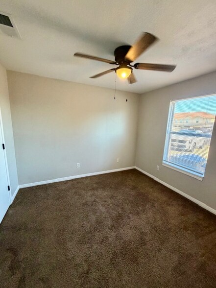 Building Photo - 2332 Breezy Dr