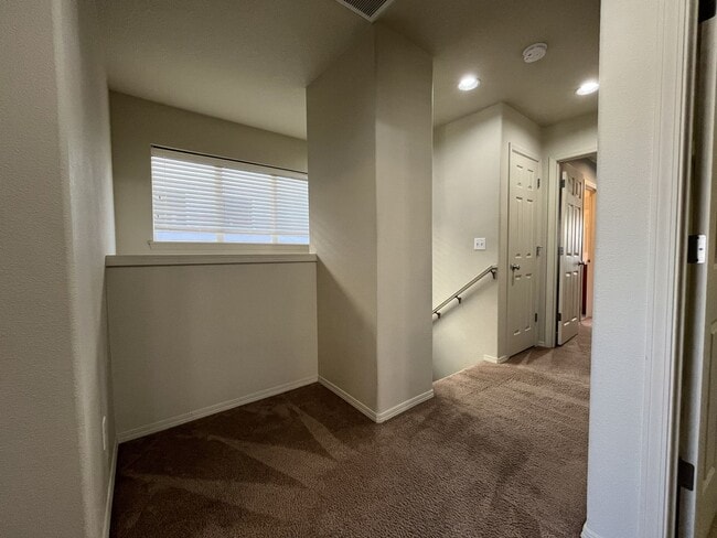 Building Photo - Charming 3-Bed, 3-Bath Home with Bright Ki...